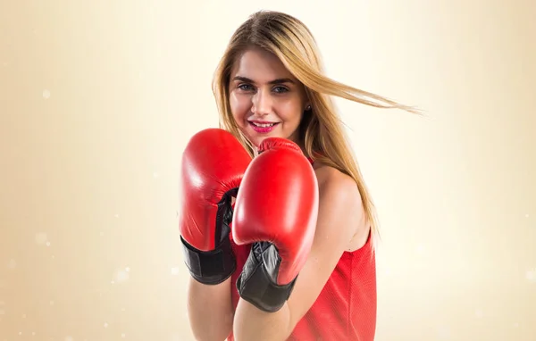 Blond tjej med boxhandskar — Stockfoto