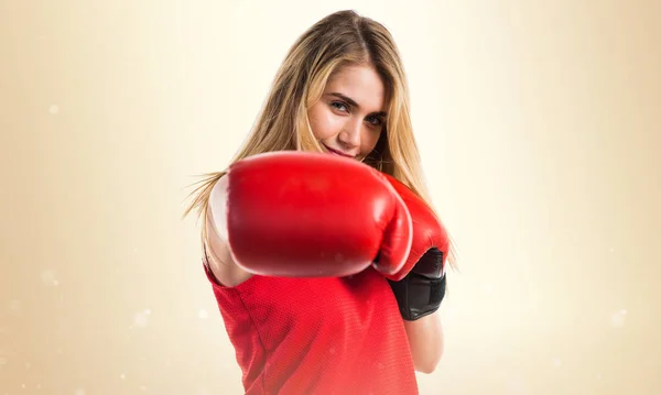 Menina loira com luvas de boxe — Fotografia de Stock