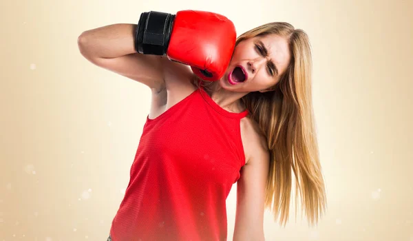 Chica rubia con guantes de boxeo —  Fotos de Stock