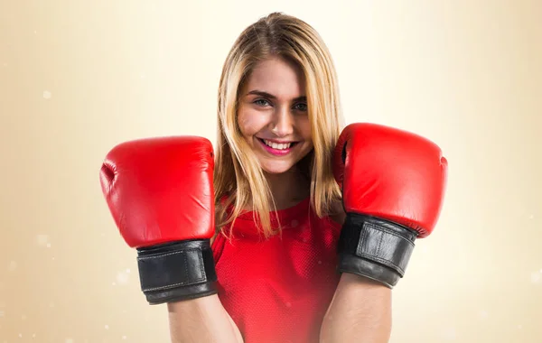 Блондинка в боксёрских перчатках — стоковое фото