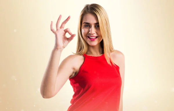 Blond holka dělat Ok znamení — Stock fotografie