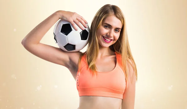 Menina loira bonita segurando uma bola de futebol — Fotografia de Stock