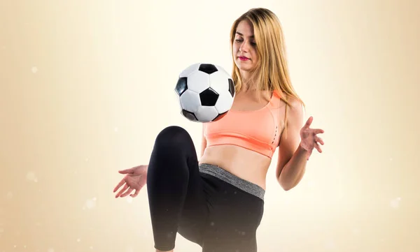 Linda chica rubia sosteniendo una pelota de fútbol —  Fotos de Stock