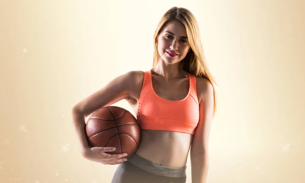 金发女孩打篮球 — 图库照片