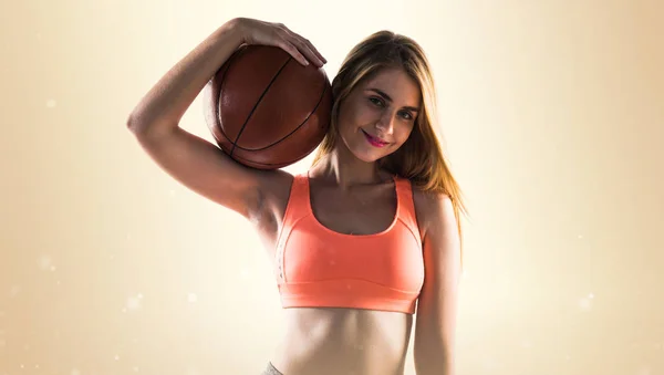 Menina loira jogando basquete — Fotografia de Stock