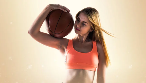 Блондинка играет в баскетбол — стоковое фото