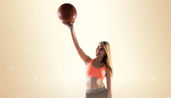 Chica rubia jugando baloncesto — Foto de Stock