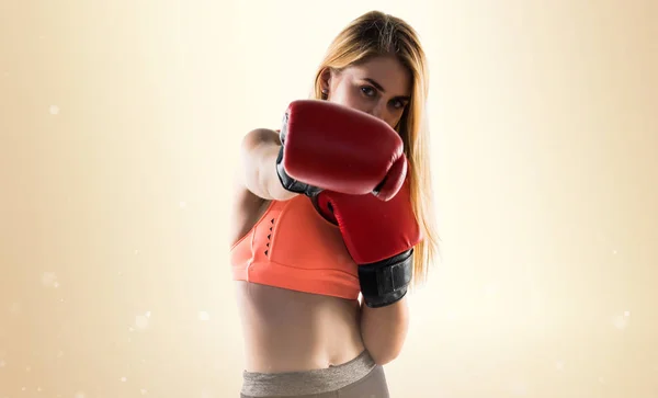 Blonde fille avec des gants de boxe — Photo