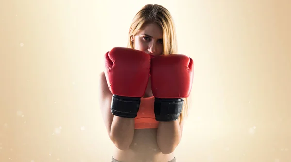 Blonde fille avec des gants de boxe — Photo