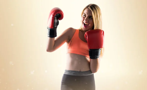 Lycklig tjej med boxhandskar — Stockfoto
