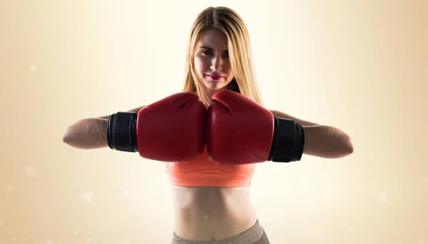 Ragazza bionda con guanti da boxe — Foto Stock