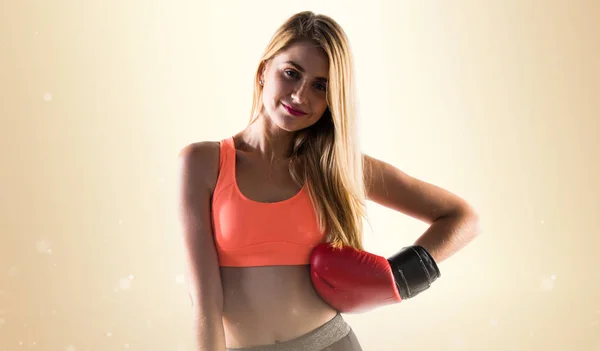 Chica rubia con guantes de boxeo — Foto de Stock