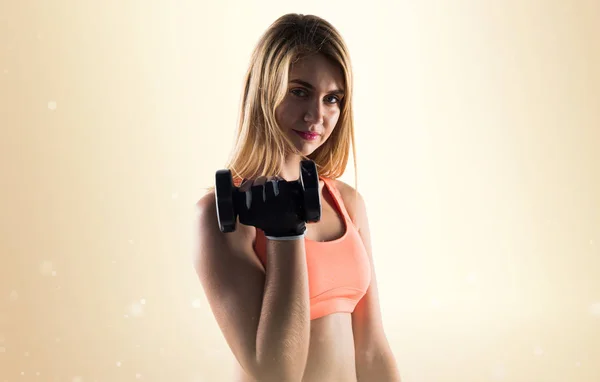 Mujer bonita haciendo levantamiento de pesas — Foto de Stock