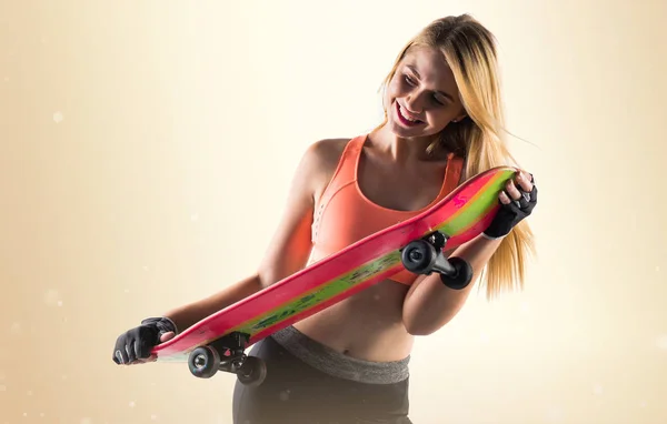 スケートを持つ金髪の女性 — ストック写真