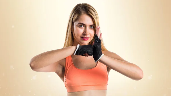 Sport vrouw sterk gebaar maken — Stockfoto