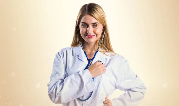Доктор жінка зі стетоскопом — стокове фото