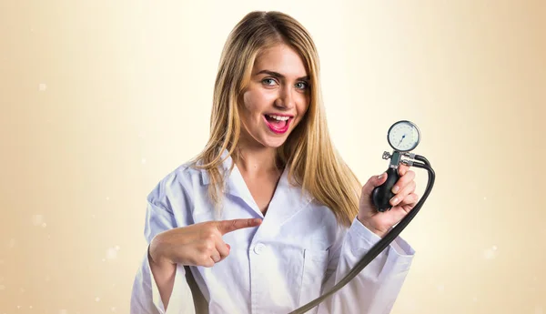 Dokter vrouw met bloeddrukmonitor — Stockfoto