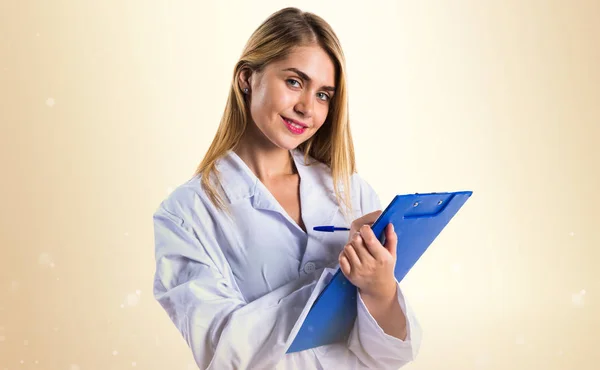 Doctora mujer sosteniendo notas — Foto de Stock