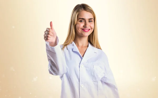 Médico mujer con el pulgar hacia arriba —  Fotos de Stock