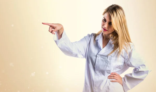 Mujer doctora señalando hacia el lateral — Foto de Stock