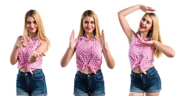 Menina loira segurando algo — Fotografia de Stock