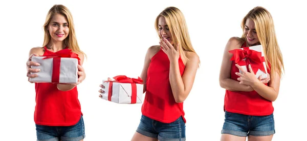 Chica rubia sosteniendo un regalo —  Fotos de Stock