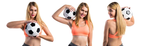 Linda chica rubia sosteniendo una pelota de fútbol — Foto de Stock