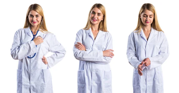 Médica mulher sorrindo com os braços cruzados — Fotografia de Stock