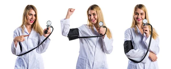 Mujer doctora con monitor de presión arterial — Foto de Stock