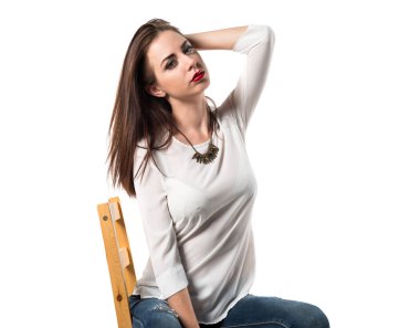 Genç güzel model kadın sandalyede Studio'da poz