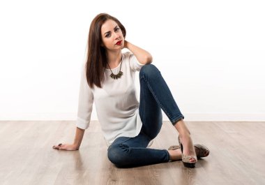 Genç güzel model kadın stüdyoda poz