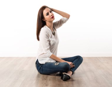 Genç güzel model kadın stüdyoda poz