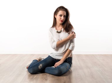 Genç güzel model kadın stüdyoda poz