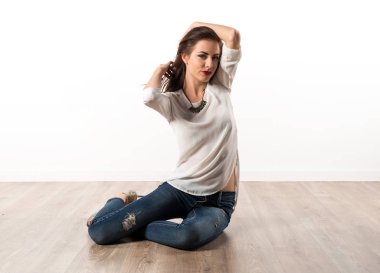 Genç güzel model kadın stüdyoda poz