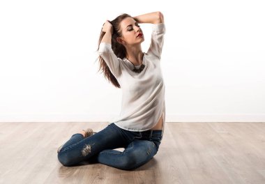 Genç güzel model kadın stüdyoda poz