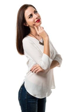 Güzel genç kız düşünüyor.