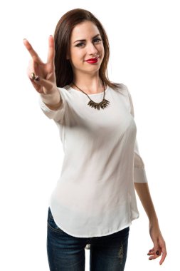 Pretty genç kız zafer jest yapma