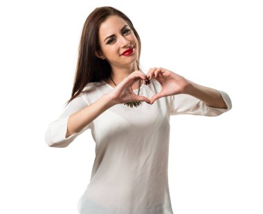 Pretty genç kız elleri ile bir kalp yapma
