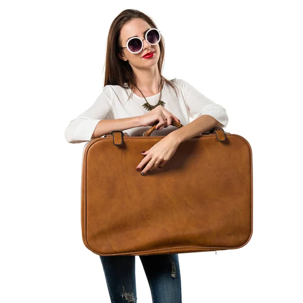 Bununla birlikte güneş gözlüklü bir vintage çanta tutan genç ve güzel kız — Stok fotoğraf
