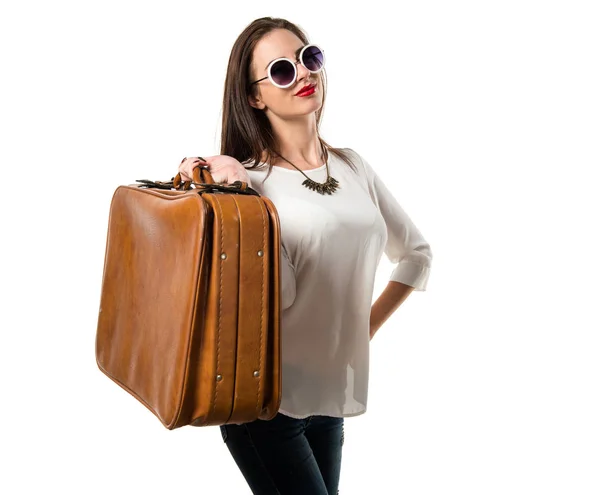 Chica bastante joven con gafas de sol sosteniendo un maletín vintage — Foto de Stock