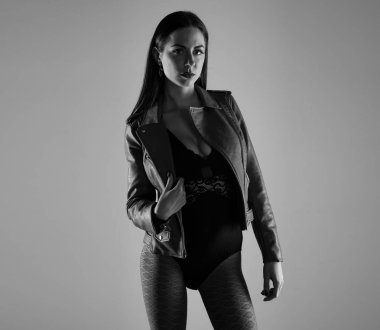 Genç güzel model kadın stüdyoda poz