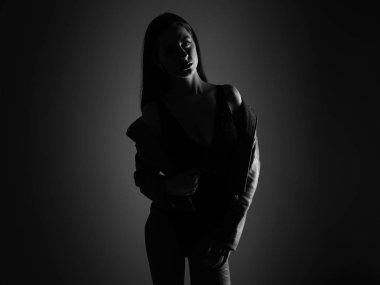 Genç güzel model kadın stüdyoda poz