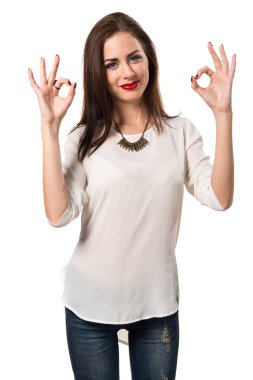 Pretty genç kız ok işareti yapmak