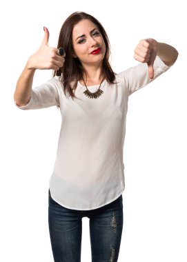 Genç ve güzel kız iyi-kötü işaret yapma