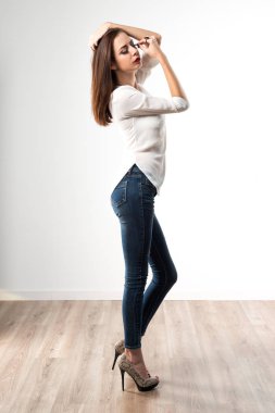 Genç güzel model kadın stüdyoda poz