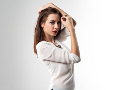 Genç güzel model kadın stüdyoda poz