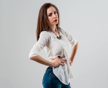 Genç güzel model kadın stüdyoda poz