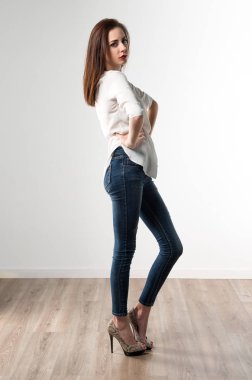 Genç güzel model kadın stüdyoda poz