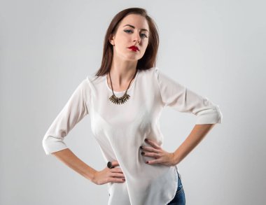 Genç güzel model kadın stüdyoda poz