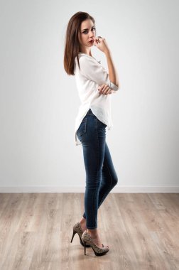 Genç güzel model kadın stüdyoda poz